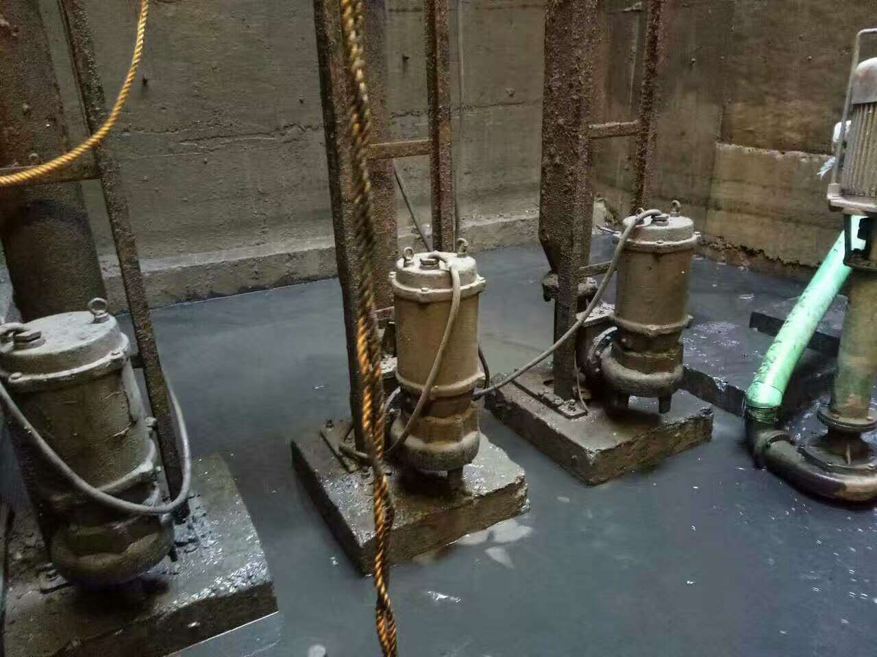 金山污水池清理