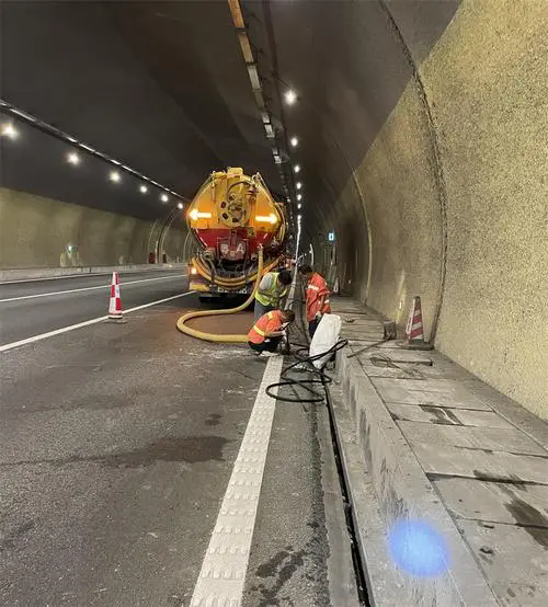 金山隧道排水渠清淤